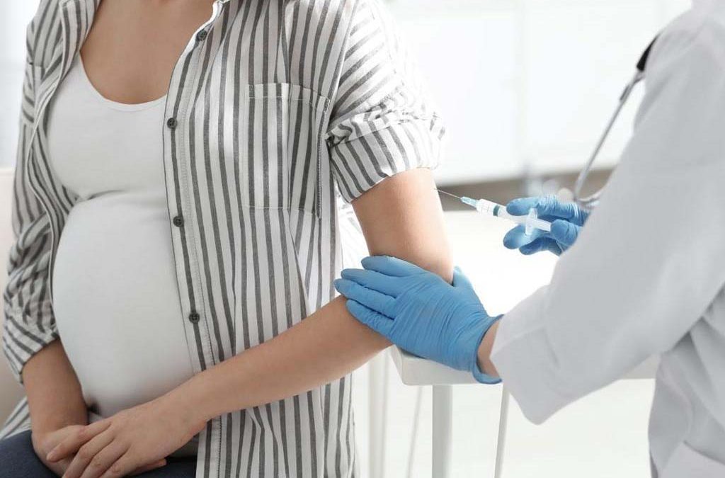 ¿Debe ponerse la vacuna frente a la COVID una mujer embarazada?